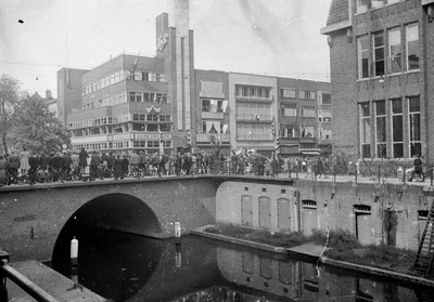 853213 Afbeelding van het publiek bij de intocht van de geallieerden, op de Viebrug over de Oudegracht te Utrecht.
